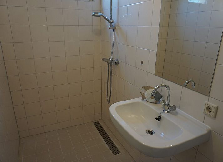 Vorderansicht des Ferienhauses Kwikstaartenlaan 20 in De Banjaard, Kamperland, mit weissem Zaun.