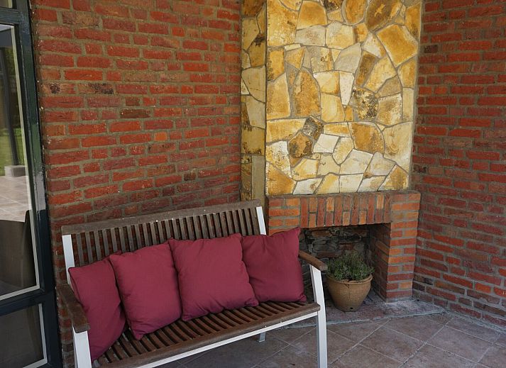 Vorderansicht des Ferienhauses Kwikstaartenlaan 20 in De Banjaard, Kamperland, mit weissem Zaun.