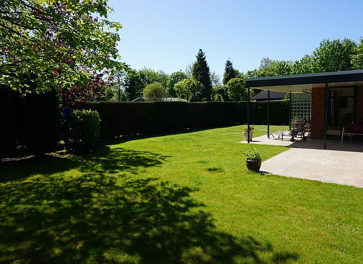 Vorderansicht des Ferienhauses Kwikstaartenlaan 20 in De Banjaard, Kamperland, mit weissem Zaun.