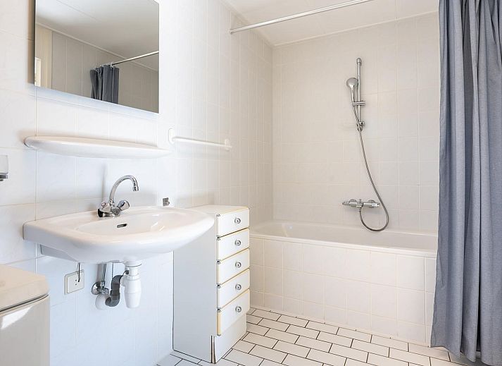 Vorderansicht des Ferienhauses Kwikstaartenlaan 20 in De Banjaard, Kamperland, mit weissem Zaun.