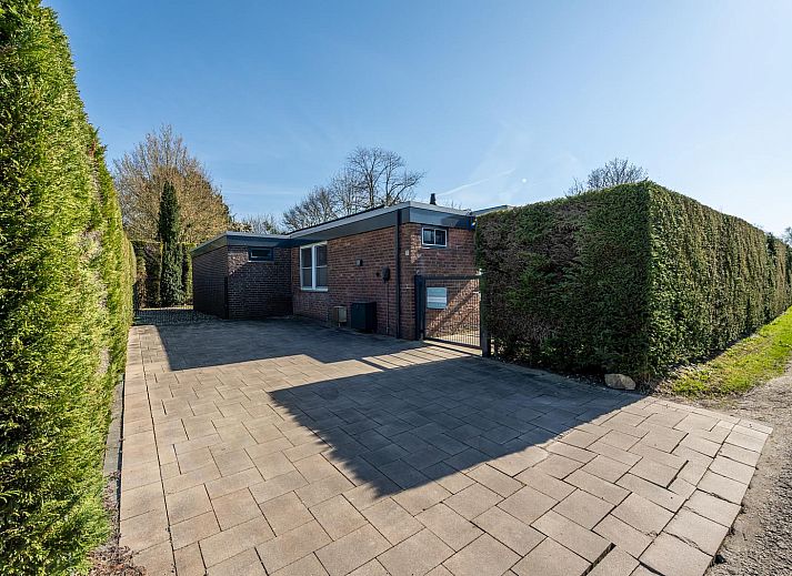 Gemuetliches Wohnzimmer des Ferienhauses Kwikstaartenlaan 20 in De Banjaard, Kamperland, mit bequemen Sofas.