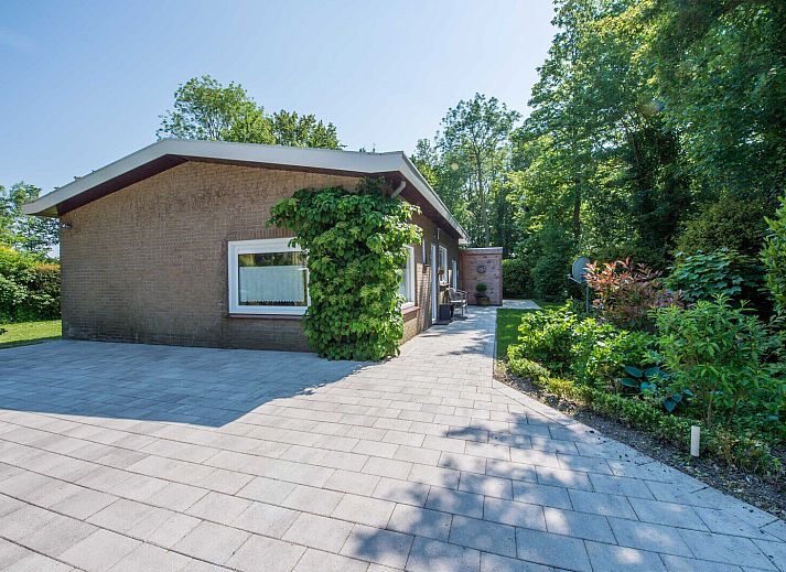 Gemuetliches Wohnzimmer in Kwikstaartenlaan 8 | De Banjaard, Ferienhaus in Kamperland, Noord-Beveland, mit Blick auf den Garten.