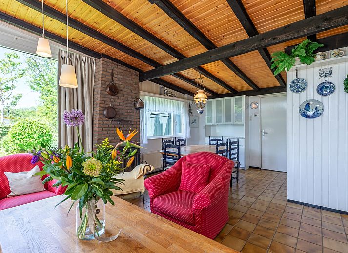 Ferienhaus Leeuwerikenlaan 15 in Kamperland mit gruenem Garten und Steinweg, ideal fuer Ruhesuchende in Zeeland.