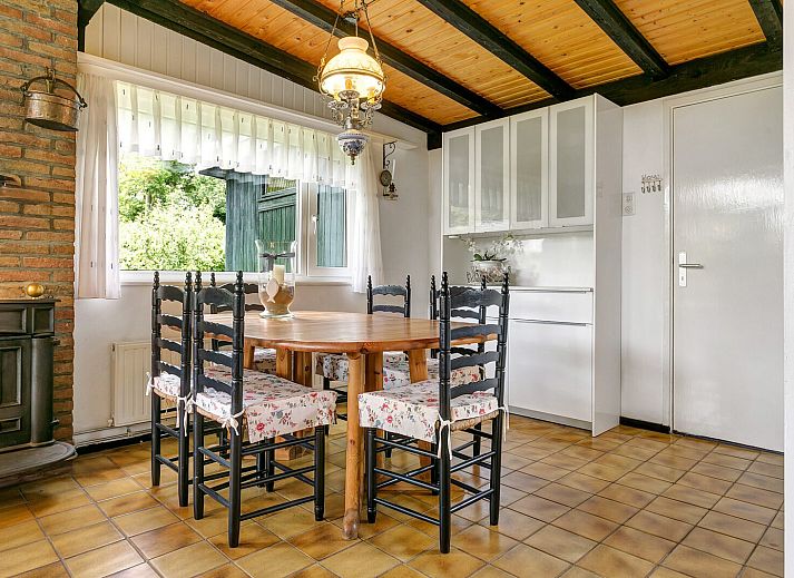 Ferienhaus Leeuwerikenlaan 15 in Kamperland mit gruenem Garten und Steinweg, ideal fuer Ruhesuchende in Zeeland.