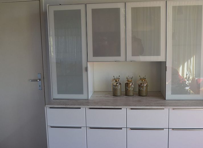 Ferienhaus Leeuwerikenlaan 15 in Kamperland mit gruenem Garten und Steinweg, ideal fuer Ruhesuchende in Zeeland.