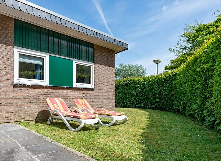 Helles Esszimmer im Ferienhaus Lark Avenue 15, Kamperland, mit Holzdecke und bunten Blumen.