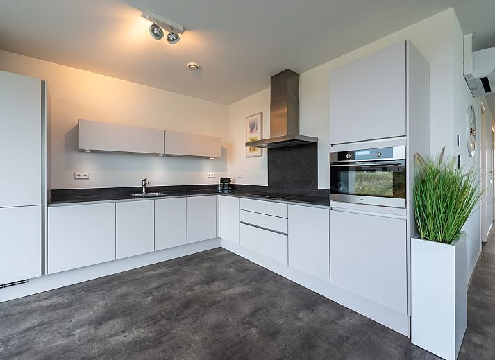 Gemuetliches Wohnzimmer in Zandbank 03 | De Groote Duynen, Bungalow in Kamperland, mit Kamin und Gartenblick.