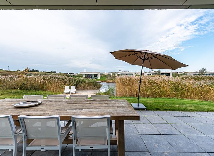 Gemuetliches Wohnzimmer in Zandbank 03 | De Groote Duynen, Bungalow in Kamperland, mit Kamin und Gartenblick.
