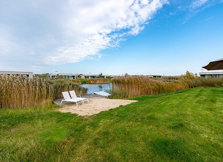 Gemuetliches Wohnzimmer in Zandbank 03 | De Groote Duynen, Bungalow in Kamperland, mit Kamin und Gartenblick.