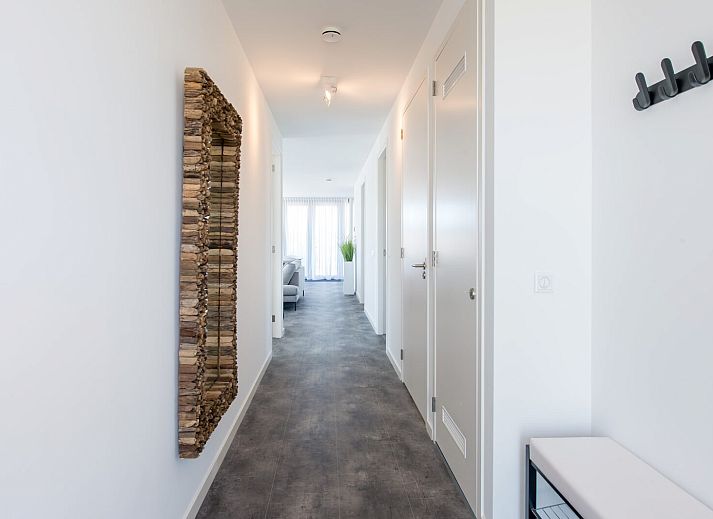 Modernes Wohnzimmer in Zandbank 03 | De Groote Duynen, Kamperland, mit bequemen Sitzgelegenheiten und grossen Fenstern.