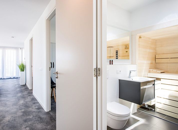 Modernes Wohnzimmer in Zandbank 03 | De Groote Duynen, Kamperland, mit bequemen Sitzgelegenheiten und grossen Fenstern.