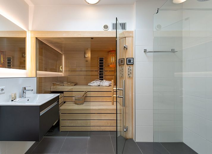 Modernes Wohnzimmer in Zandbank 03 | De Groote Duynen, Kamperland, mit bequemen Sitzgelegenheiten und grossen Fenstern.