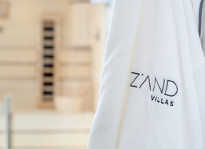 Stilvolles Wohnzimmer in Zandbank 03 | De Groote Duynen, Ferienhaus in Kamperland, mit Kamin und viel Tageslicht.