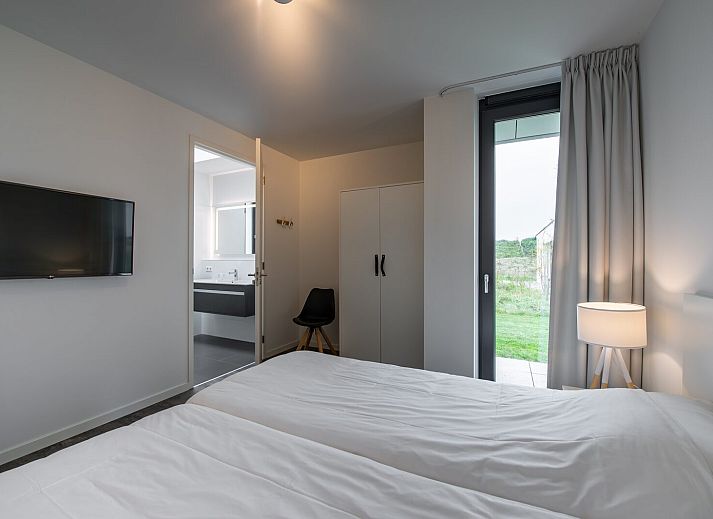 Stilvolles Wohnzimmer in Zandbank 03 | De Groote Duynen, Ferienhaus in Kamperland, mit Kamin und viel Tageslicht.