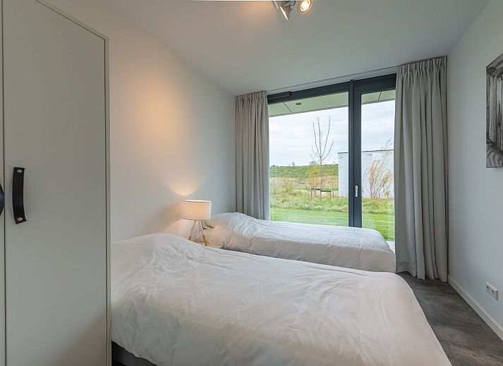 Kueche und Esszimmer in Sandbank 03 | De Groote Duynen, Kamperland, mit modernen Geraeten und viel Licht.