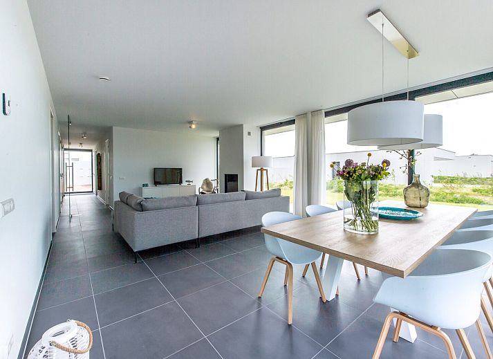 Lichte woonkamer in Zandbank 07 | De Groote Duynen, Kamperland, met ruime zithoek en uitzicht op de tuin.