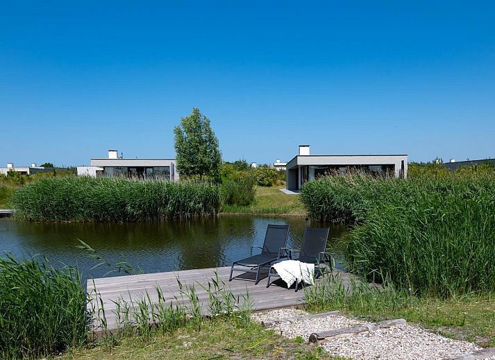 Gezellige zithoek met open haard in Zandbank 07 | De Groote Duynen, Kamperland, perfect voor ontspanning.