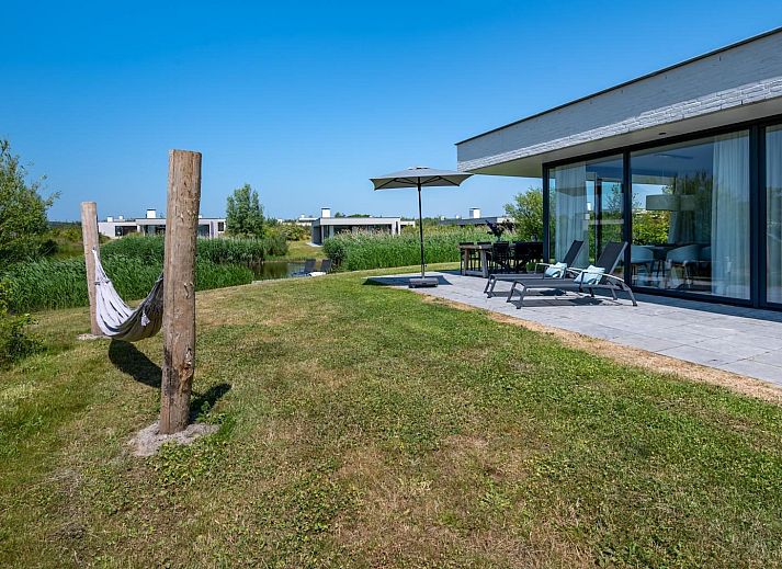 Eetkamer in Zandbank 07 | De Groote Duynen, Kamperland, met moderne inrichting en uitzicht op de groene omgeving.