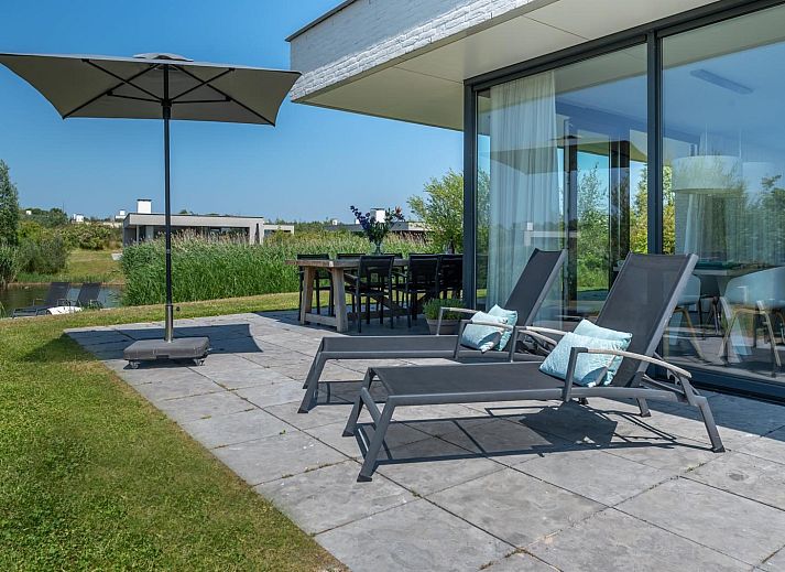 Eetkamer in Zandbank 07 | De Groote Duynen, Kamperland, met moderne inrichting en uitzicht op de groene omgeving.