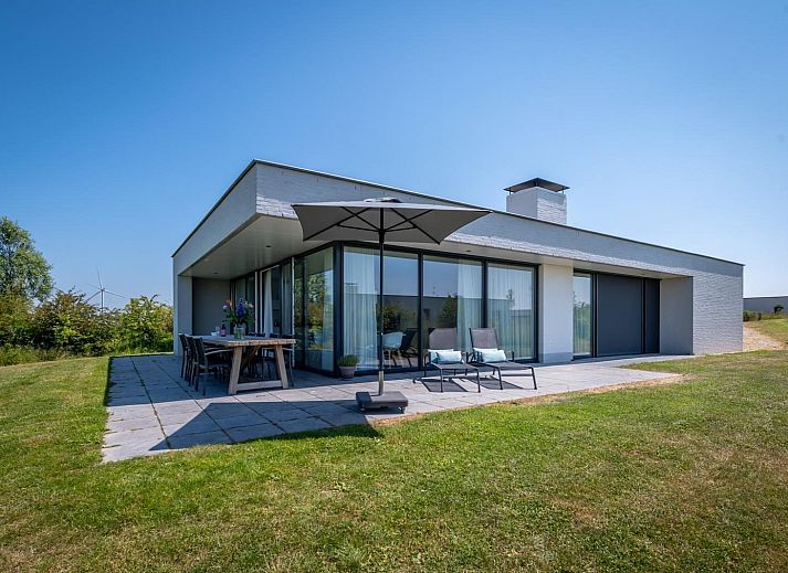 Eetkamer in Zandbank 07 | De Groote Duynen, Kamperland, met moderne inrichting en uitzicht op de groene omgeving.