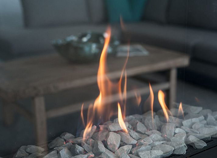 Stijlvolle eetruimte in Zandbank 07 | De Groote Duynen, Kamperland, met grote ramen en veel lichtinval.