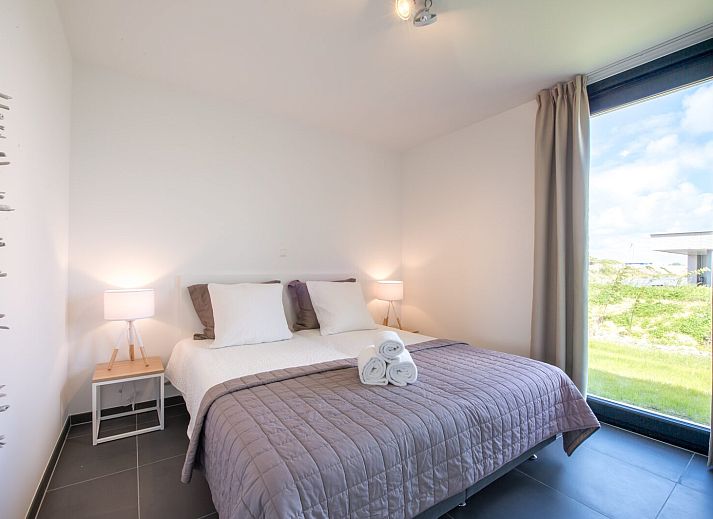 Open leefruimte in Zandbank 07 | De Groote Duynen, Kamperland, met eettafel en comfortabele bank.