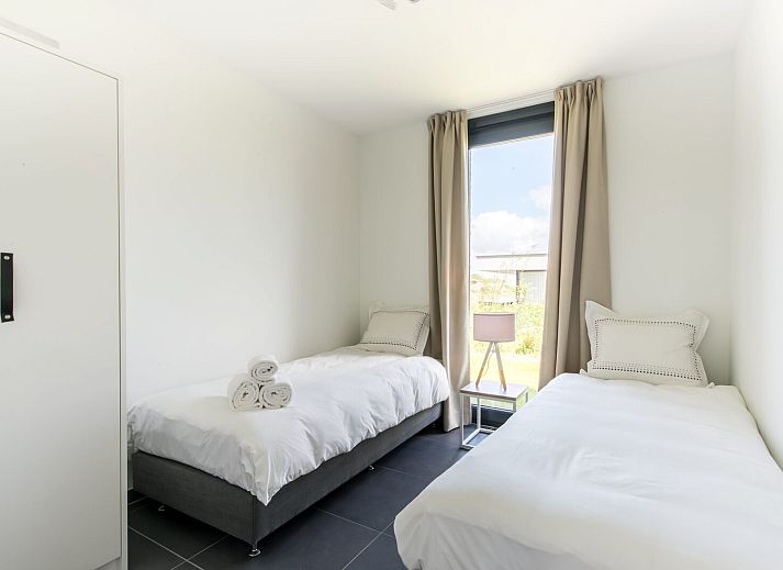 Open leefruimte in Zandbank 07 | De Groote Duynen, Kamperland, met eettafel en comfortabele bank.