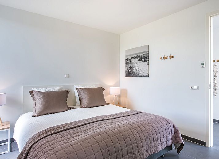 Detail van decoratieve schaal in Zandbank 07 | De Groote Duynen, Kamperland, op houten salontafel.