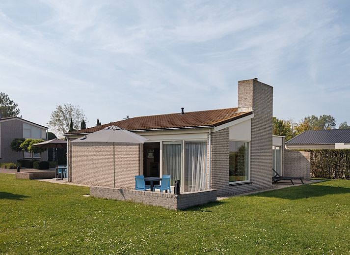 BA Comfort Bungalow in Kamperland, Zeeland mit sonniger Terrasse und gruener Umgebung, ideal fuer einen erholsamen Ferienaufenthalt.
