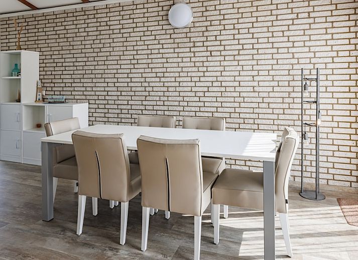 BA Comfort Bungalow in Kamperland, Zeeland mit sonniger Terrasse und gruener Umgebung, ideal fuer einen erholsamen Ferienaufenthalt.