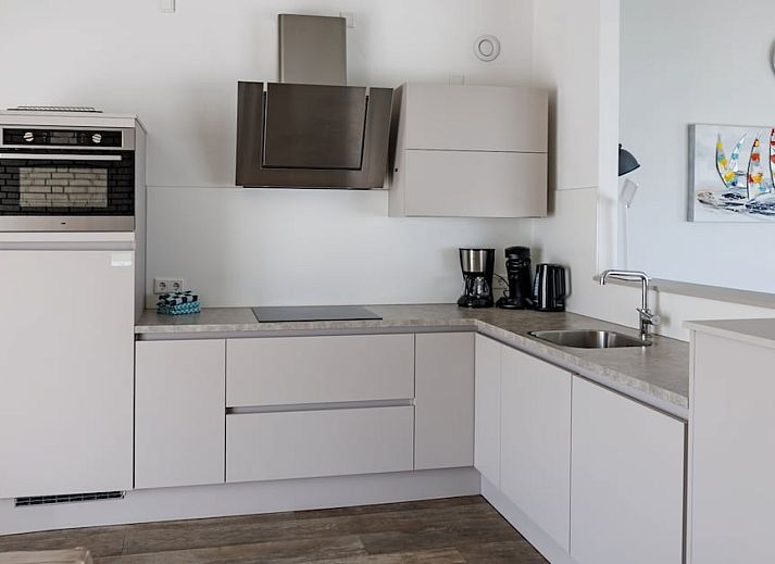 BA Comfort Bungalow in Kamperland, Zeeland mit sonniger Terrasse und gruener Umgebung, ideal fuer einen erholsamen Ferienaufenthalt.