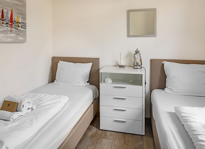 BA Comfort Bungalow in Kamperland, Zeeland mit sonniger Terrasse und gruener Umgebung, ideal fuer einen erholsamen Ferienaufenthalt.