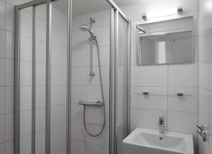 Modernes Wohnzimmer des BA Comfort Bungalows in Kamperland, Zeeland, mit geraeumiger Sitzecke und offener Kueche fuer einen entspannten Urlaub.