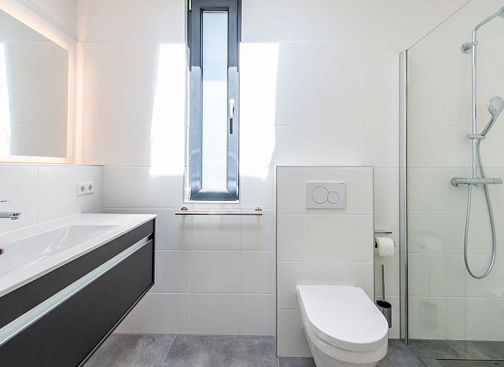 Spacious living room with fireplace in Zandbank 02 | De Groote Duynen, Kamperland, Zeeland.