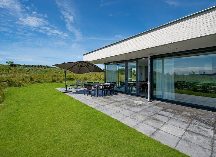 Dining and living room in Zandbank 02 | De Groote Duynen, Kamperland, ideal vacation home in Zeeland.