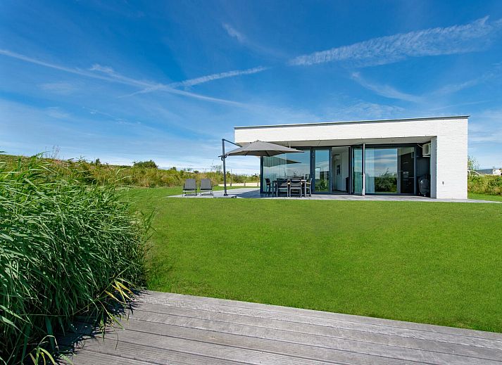 Modern kitchen in Zandbank 02 | De Groote Duynen, Kamperland, perfect for a vacation in Zeeland.