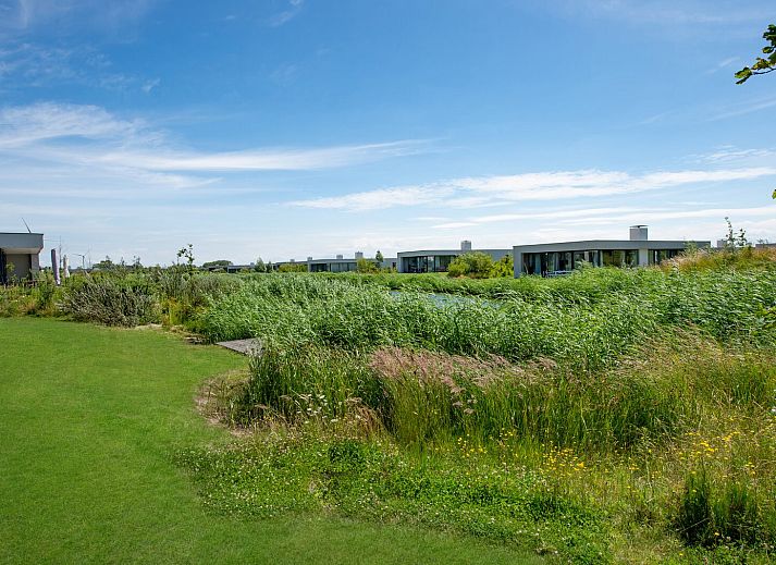 Stylish kitchen with island in Zandbank 02 | De Groote Duynen, vacation home in Kamperland, Zeeland.