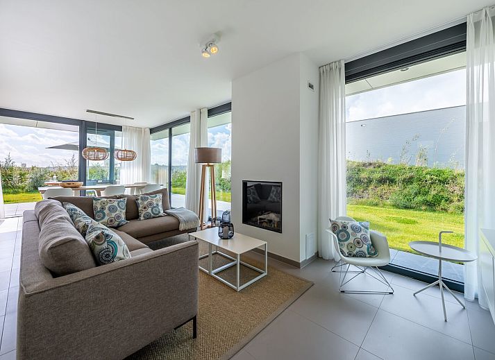 Esszimmer mit Blick auf den Garten in Duinvallei 27, Kamperland, Ferienhaus in Zeeland.