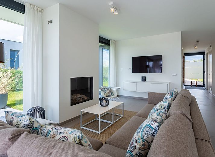 Esszimmer mit Blick auf den Garten in Duinvallei 27, Kamperland, Ferienhaus in Zeeland.