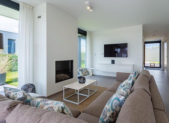 Helles Wohnzimmer mit bequemem Sofa in Duinvallei 27, Kamperland, Ferienbungalow in Zeeland.