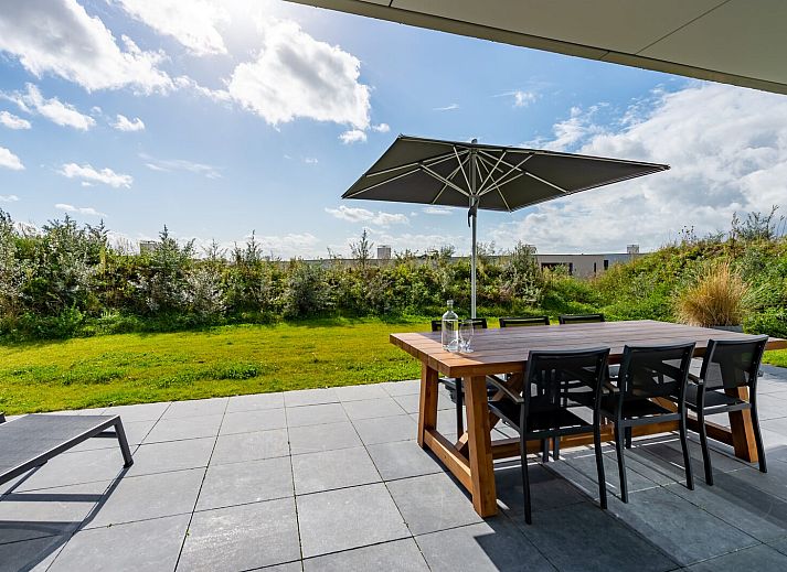 Helles Wohnzimmer mit bequemem Sofa in Duinvallei 27, Kamperland, Ferienbungalow in Zeeland.