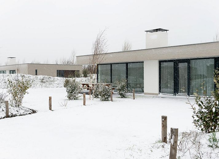 Helles Wohnzimmer mit bequemem Sofa in Duinvallei 27, Kamperland, Ferienbungalow in Zeeland.