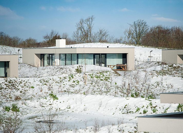 Helles Wohnzimmer mit bequemem Sofa in Duinvallei 27, Kamperland, Ferienbungalow in Zeeland.
