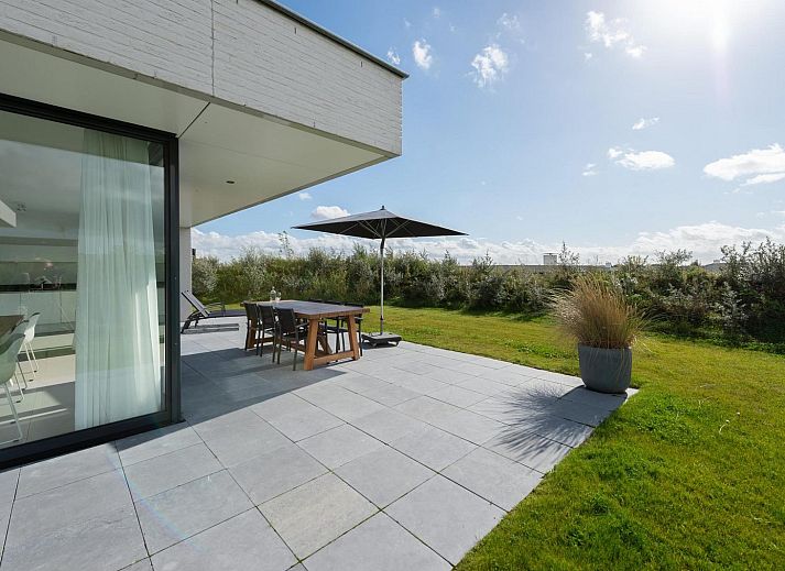 Gemuetliche Terrasse mit Gartenmoebeln in Duinvallei 27, Kamperland, Ferienhaus in Zeeland.