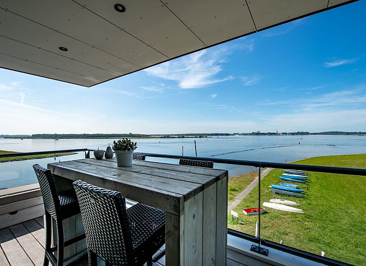 Stylish living room in vacation home Veerse Muze 7e, Kamperland, North Beveland, with beautiful views of Lake Veere.