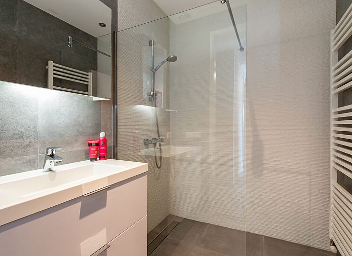 Spacious terrace with comfortable seating at Veerse Muze 7th cottage, Kamperland, overlooking the waters of North Beveland.