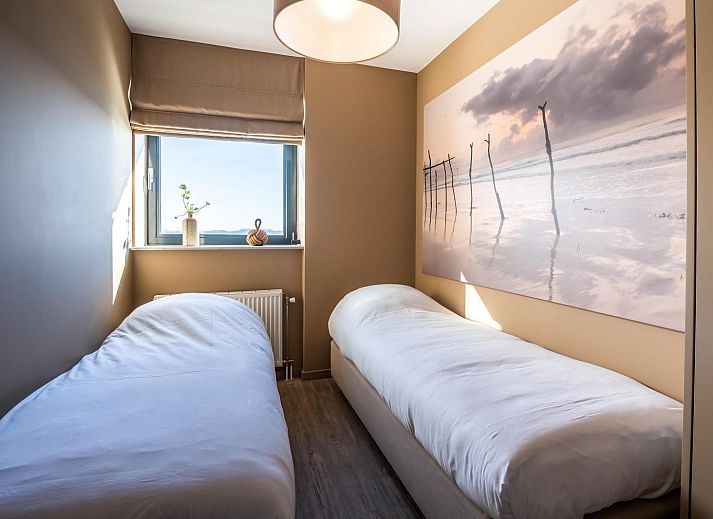 Modern kitchen and dining area in Veerse Muze 7th cottage, Kamperland, North Beveland, ideal for cozy meals.