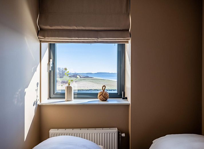 Modern kitchen and dining area in Veerse Muze 7th cottage, Kamperland, North Beveland, ideal for cozy meals.