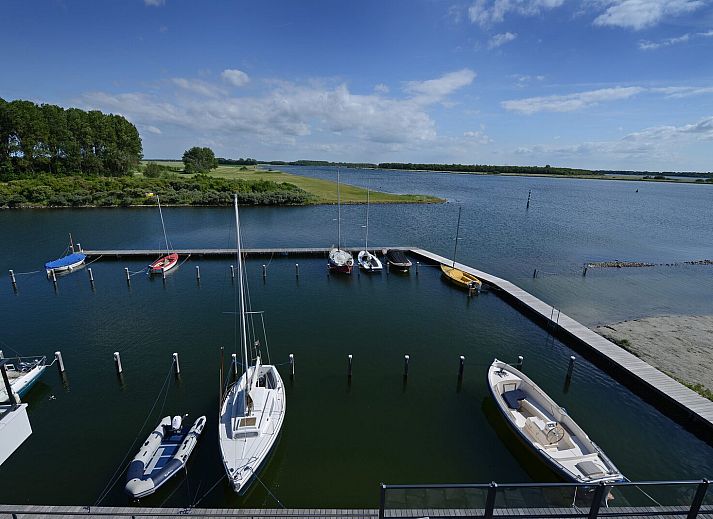 Modern kitchen and dining area in Veerse Muze 7th cottage, Kamperland, North Beveland, ideal for cozy meals.
