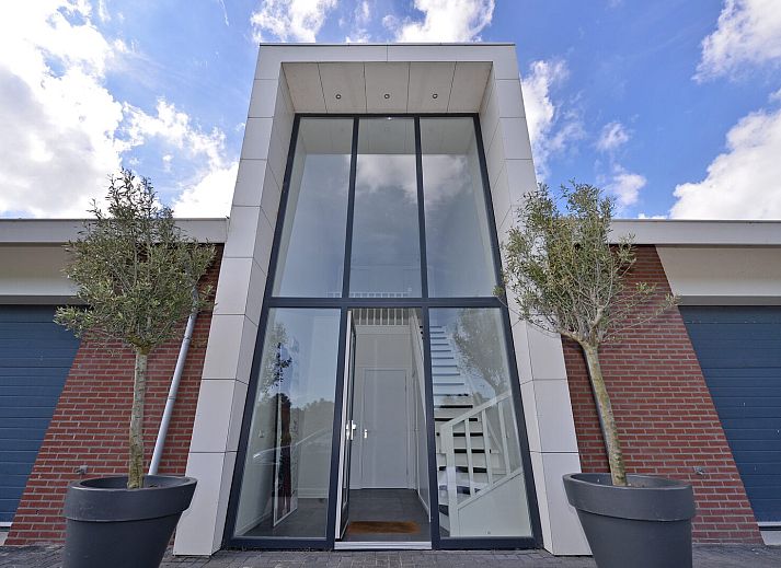 Lichte woonkamer in Penthouse 4a Schotsman Watersport, Kamperland, met panoramisch uitzicht op het water.